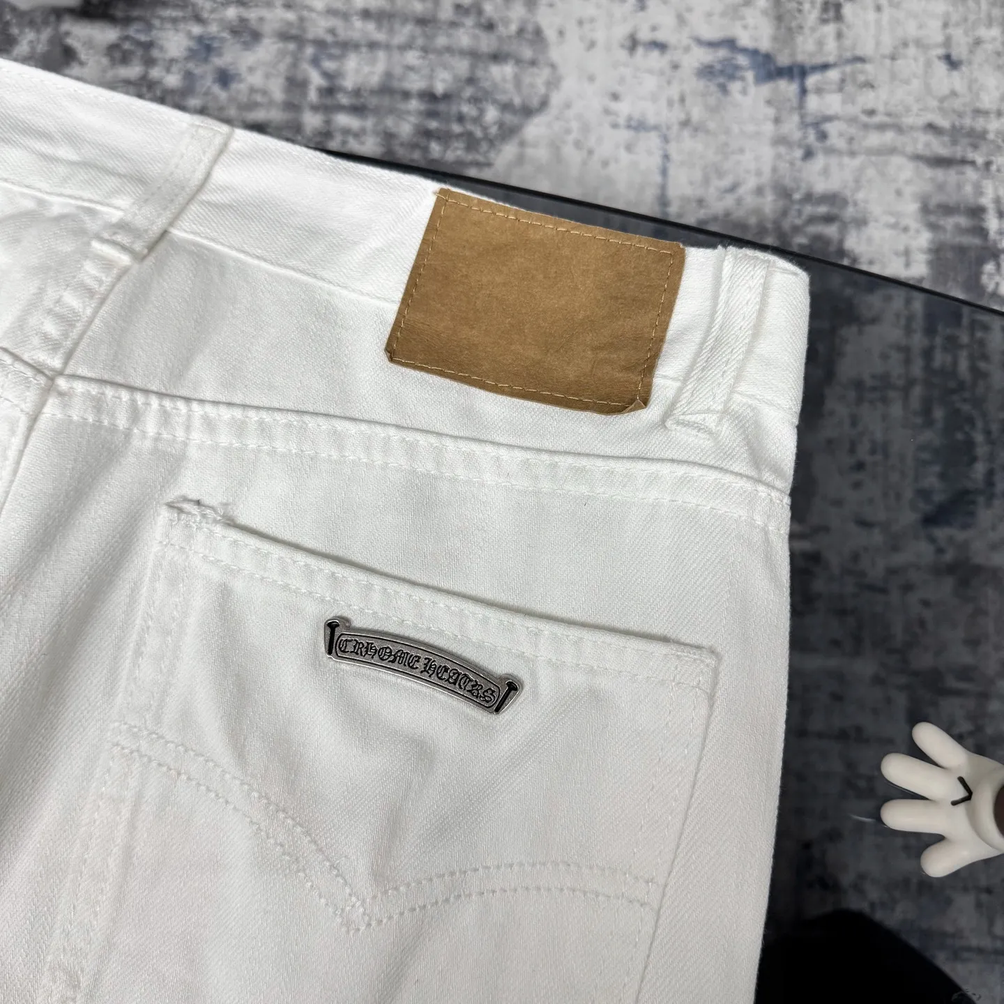 P250 Chrome Hearts｜CH Chrome Hearts 25SS high street jeans with leopard print and vintage graffiti paintings. Chrome Hearts are the most popular pants in color. Made of beaded canvas fabric, heavy washing makes the upper body of the fabric more textured and the pants are tall and straight! The three-dimensional cutting of the whole trousers is a masterpiece! The hardware is customized by zp. The beaded canvas fabric is thick and soft after being washed. It has good breathability. Customized small leather label. Unique design. The details are simple and elegant, and the workmanship is exquisite. The whole trousers are neatly routed and the details are in place! It’s so cool that both men and women can easily control the genderless trend! Color: White Size: 28 30 32 34